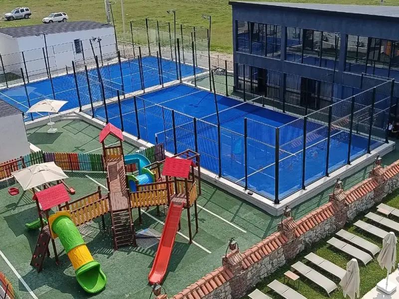 Fotografia de Court de padel à l'hôtel Villa Mosavali, en Géorgie