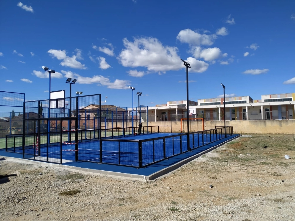 Fotografía de una pista multideportiva con malla electrosoldada