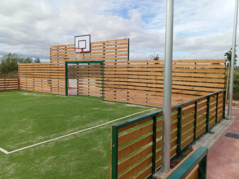 Fotografía de una pista multideportiva de madera